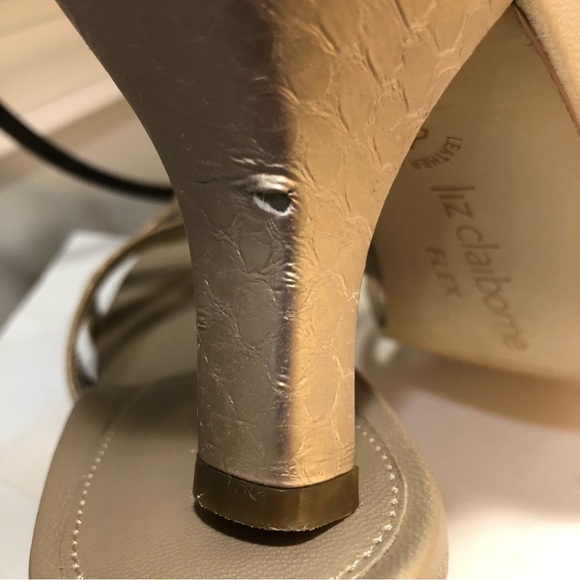 Liz Claiborne Gold Mules Size 9 - Picture 11 of 12